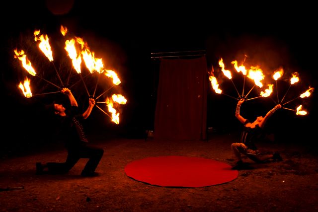 Feuershow Luzia Bonilla The Flying Circus Lucy & Lucky Loop